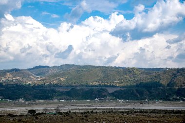 Jammu şehrinin yüksek bir noktasından büyüleyici bir manzara, Jammu & Kashmir, Hindistan, Vadi boyunca akan manzaralı Tawi Nehri 'ni gösteriyor..