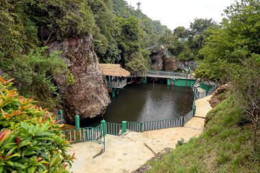 Matilang Park 'ın Shillong, Meghalaya, Hindistan' daki manzarası çok güzel. Bereketli yeşillikler, manikürlü çimenler, yürüyüş yolları ve renkli çiçeklerle çevrili bu sakin park doğanın kalbinde huzurlu bir kaçış sunuyor..