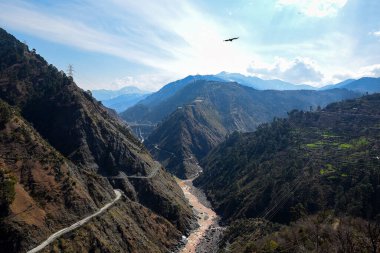 Hindistan 'ın Jammu & Kashmir kentindeki SrinagarKanyakumari otoyolu boyunca Peerah Manzara Noktası' ndan çarpıcı bir panoramik manzara. Görüntü, etkileyici Baglihar Barajı ile vadiyi saran görkemli Chenab Nehri 'ni gösteriyor..