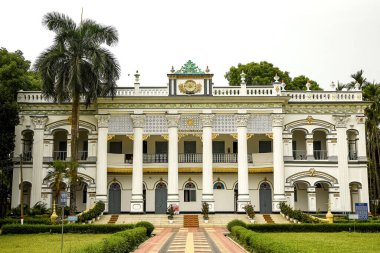 Mohera Jamidar Bari, 19. yüzyılda Bangladeş 'te yer alan ve büyük sömürge mimarisi, zarif sütunları ve yemyeşil çevresiyle bilinen bir zamindar köşküdür..