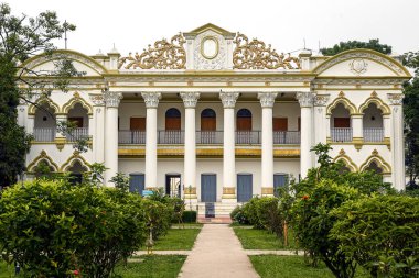 Mohera Jamidar Bari, 19. yüzyılda Bangladeş 'te yer alan ve büyük sömürge mimarisi, zarif sütunları ve yemyeşil çevresiyle bilinen bir zamindar köşküdür..