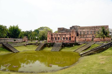 Satürya, Manikganj, Dhaka, Bangladeş 'te yer alan Baliati Zamidar Bari, zarif koloni mimarisi, dekoratif kemerler ve geniş avluları içeren 19. yüzyıldan kalma büyük bir zamindar konağı kompleksi..