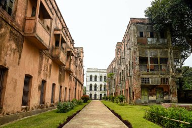 Satürya, Manikganj, Dhaka, Bangladeş 'te yer alan Baliati Zamidar Bari, zarif koloni mimarisi, dekoratif kemerler ve geniş avluları içeren 19. yüzyıldan kalma büyük bir zamindar konağı kompleksi..