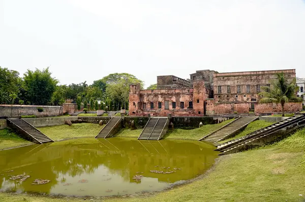Satürya, Manikganj, Dhaka, Bangladeş 'te yer alan Baliati Zamidar Bari, zarif koloni mimarisi, dekoratif kemerler ve geniş avluları içeren 19. yüzyıldan kalma büyük bir zamindar konağı kompleksi..