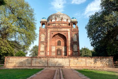 Hindistan 'ın Delhi kentindeki Humayuns Mezarlığı' nda yer alan Berber Mezarı, kraliyet berberinin son dinlenme yeri olduğuna inanılan 16. yüzyıldan kalma bir anıttır..