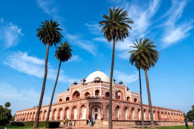 Hindistan 'ın Delhi kentinde bulunan Humayuns Mezarı, UNESCO Dünya Mirası Site' si ve Babür mimarisinin en iyi örneklerinden biridir. 1570 'te İmparatoriçe Begum tarafından Babür İmparatoru Humayun anısına inşa edildi..