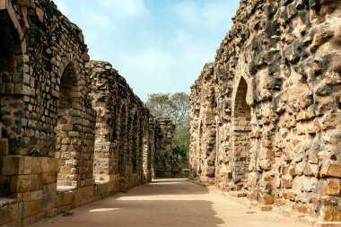 Kutub Minar Kompleksi, Hindistan 'ın Delhi şehrinde yer alan UNESCO Dünya Mirası Alanıdır ve Hindistan-İslam mimarisinin en dikkate değer örneklerinden bazılarına ev sahipliği yapar..