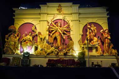 Canlı Durga Puja Tapınağı Tanrıça Durga ve Süslü Arkaplanda Katılımcılar