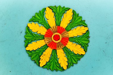 Yeşil, Sarı ve Kırmızı desenli Renkli Çiçek benzeri Dekoratif Tasarım