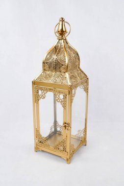 Beyaz üzerine izole edilmiş altın fener