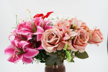 Beyaz izole vazoda çiçek buketi