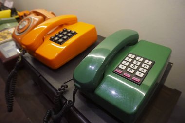 Açılır pencere rengine sahip iki eski analog telefon seti