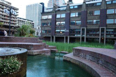 Gölün kenarında duran bir adam.