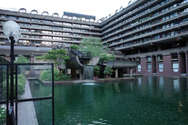 Havuzu ve çeşmesi olan bir bina.