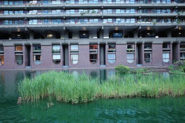 Göletli bir bina ve üzerinde saat olan bir bina.