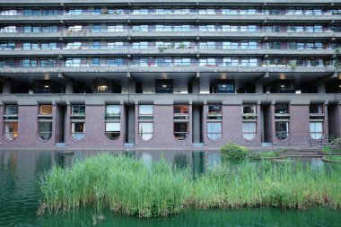 Önünde gölet olan bir bina.