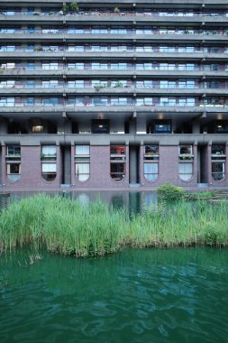 Önünde su kütlesi olan bir bina.