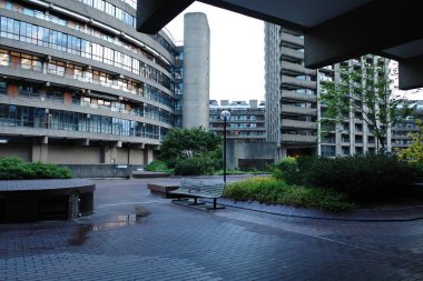 Arkasında saat kulesi olan bir bina.