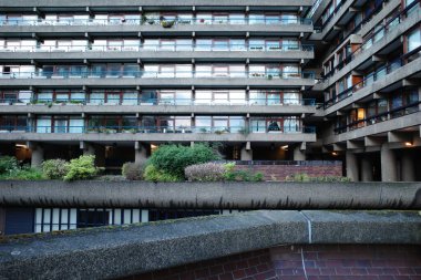 Önünde çeşme olan bir bina.