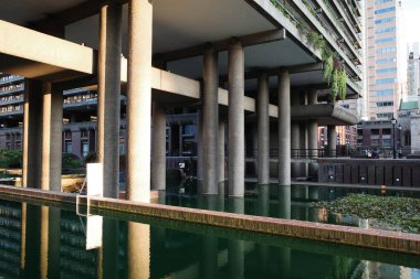 Önünde havuz olan bir bina.