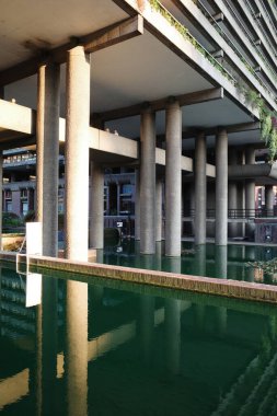 Arka planda bina olan bir havuz.