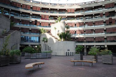 Ortasında bank olan dairesel bir bina.