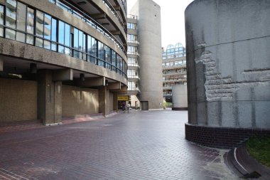 Bir binanın önündeki tuğladan bir geçit.