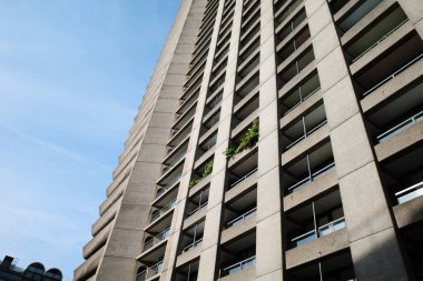 Üzerinde saat olan yüksek bir bina.