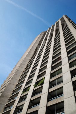 Üzerinde saat olan yüksek bir bina.