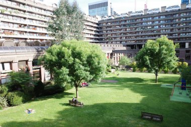 Birkaç kişinin oturduğu bir park.