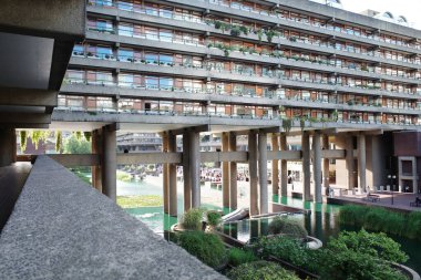 Havuzu ve köprüsü olan bir bina.