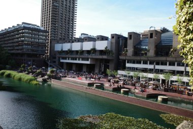 Şehir boyunca akan bir nehir, yüksek binaların yanında.