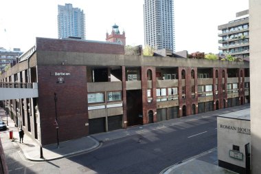 Binası ve saat kulesi olan bir cadde.