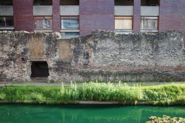 Önünde nehir olan bir bina.