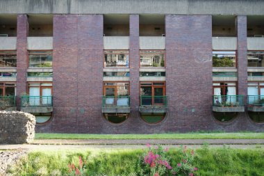 Bir sürü penceresi ve bankı olan bir bina.