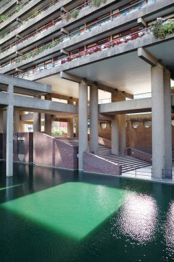 Önünde havuz olan bir bina.