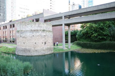 Arka planda bina olan bir nehir üzerinde köprü.