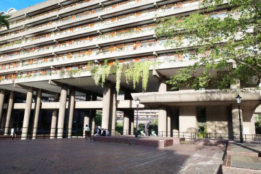 Bir sürü penceresi ve ağacı olan bir bina.