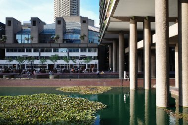 Önünde gölet olan bir bina.