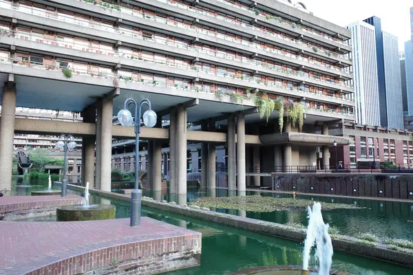 Bir binanın önünde üzerinde saat olan bir çeşme.