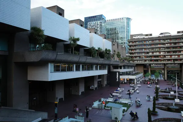 Etrafta bir sürü insanın dolaştığı bir şehir meydanı