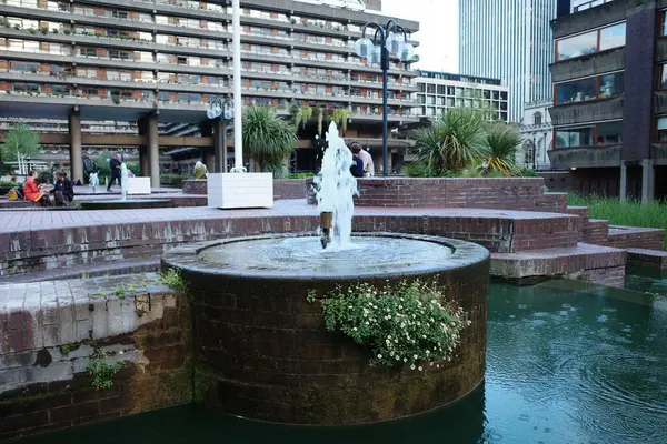 Bir çeşme ki, ortasında bir heykel var.