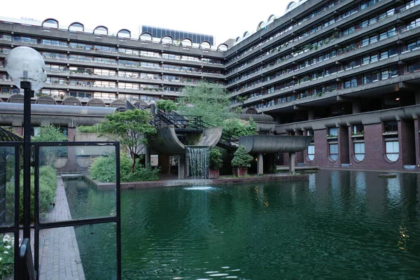 Havuzu ve çeşmesi olan bir bina.