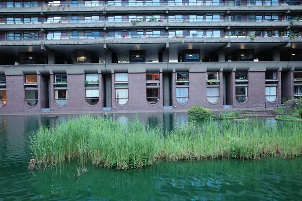 Göletli bir bina ve üzerinde saat olan bir bina.