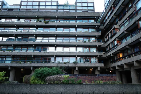 Bir sürü penceresi ve saati olan bir bina.