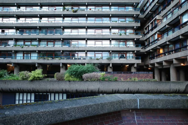 Önünde çeşme olan bir bina.