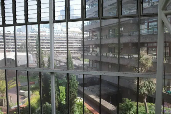 Pencereden şehir manzarası