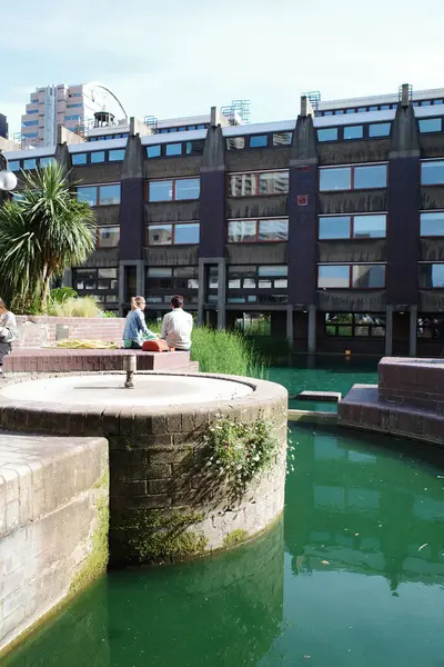 Bir bankta oturan bir çift insan bir su kütlesinin yanında.