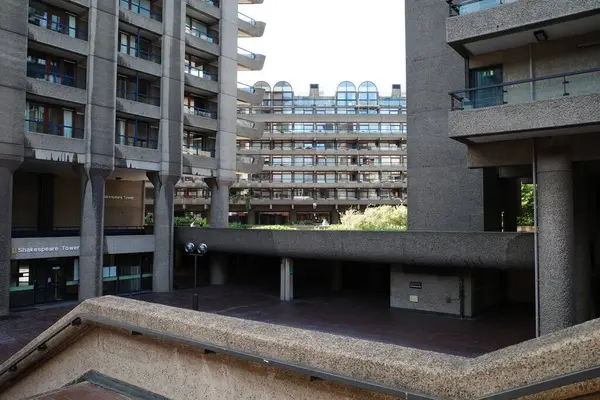 İkinci katta balkon ve balkon olan bir bina.