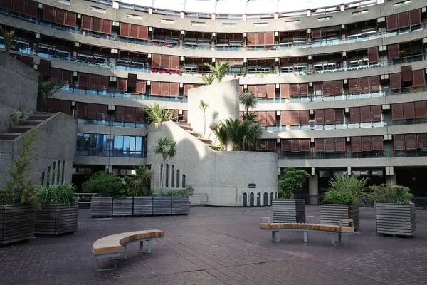 Ortasında bank olan dairesel bir bina.